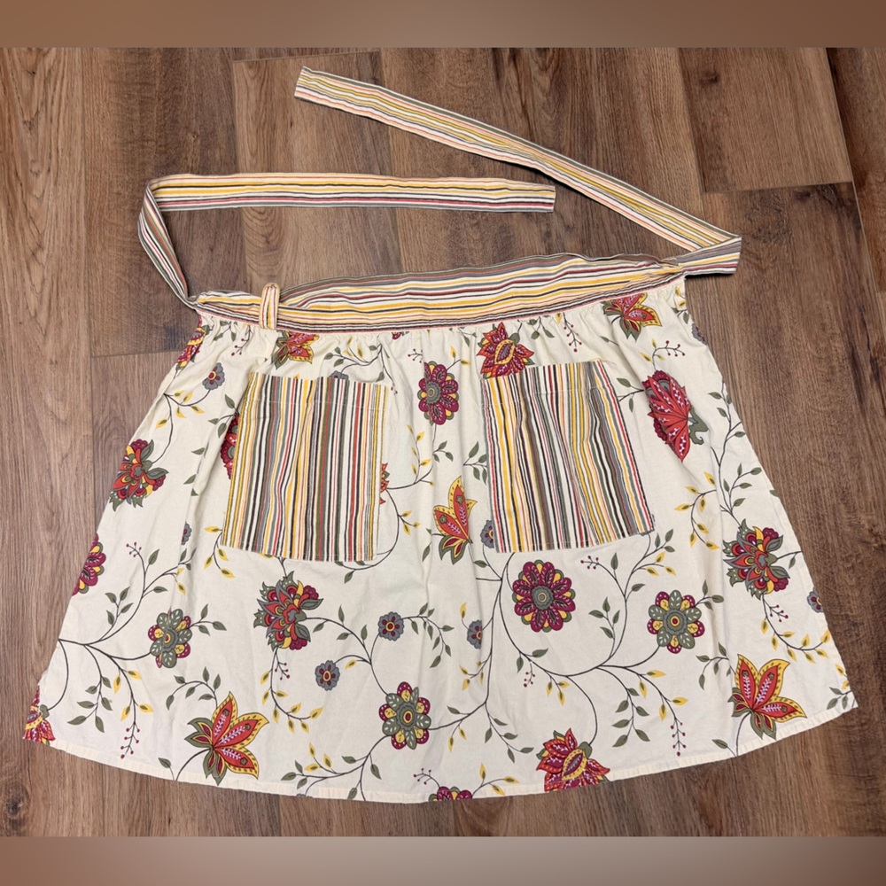 Vintage Inspired Waist Apron from World Market with Pockets Floral 100% Cotton